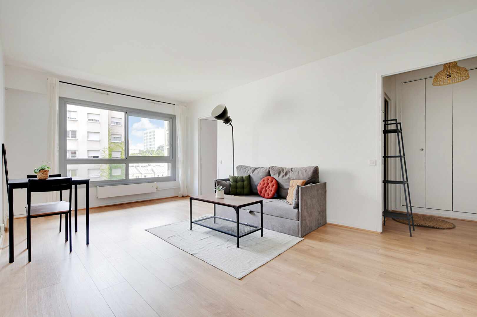 Paris 19 : Studio calme et lumineux