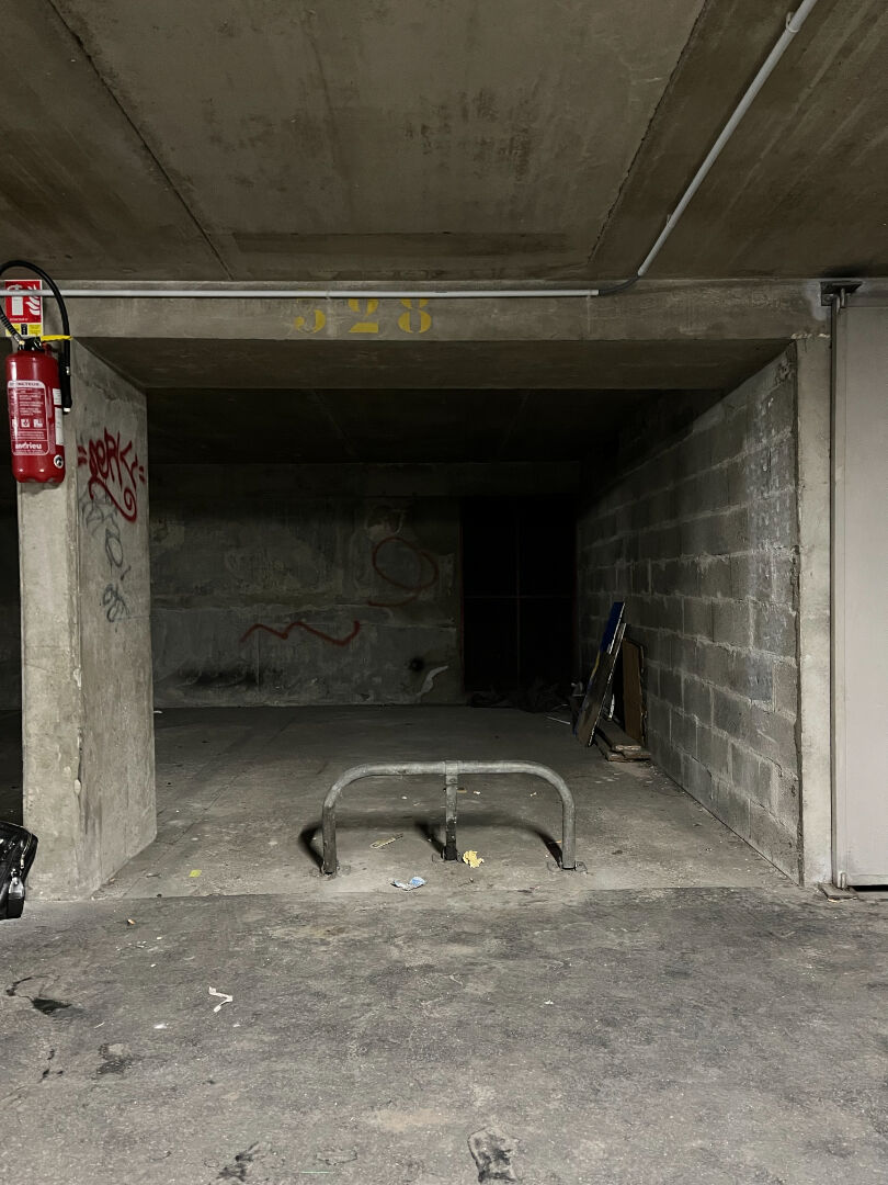 Paris 19 : Place de parking 12.5m²