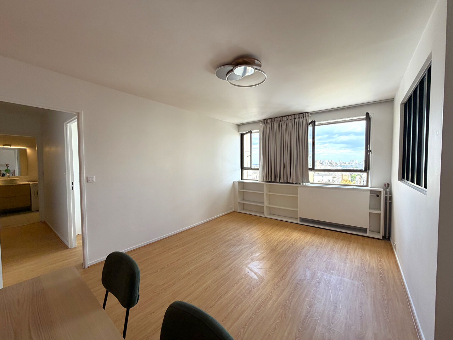 Paris 19 : Appartement 2 pièces loué meublé en étage élevé