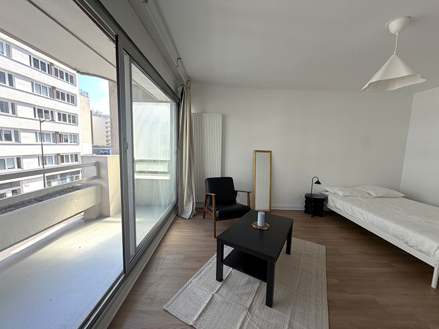 Paris 19 : Studio avec balcon refait à neuf