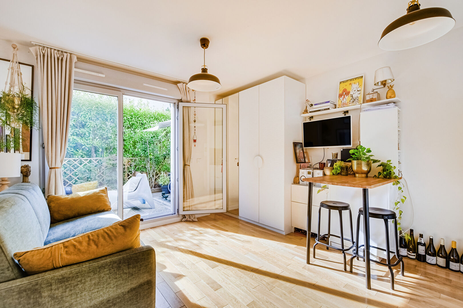 Paris 19 : Studio en parfait état avec terrasse privative